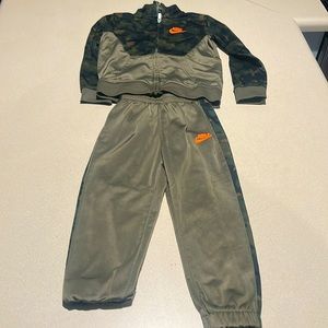 Green camp Nike outfit